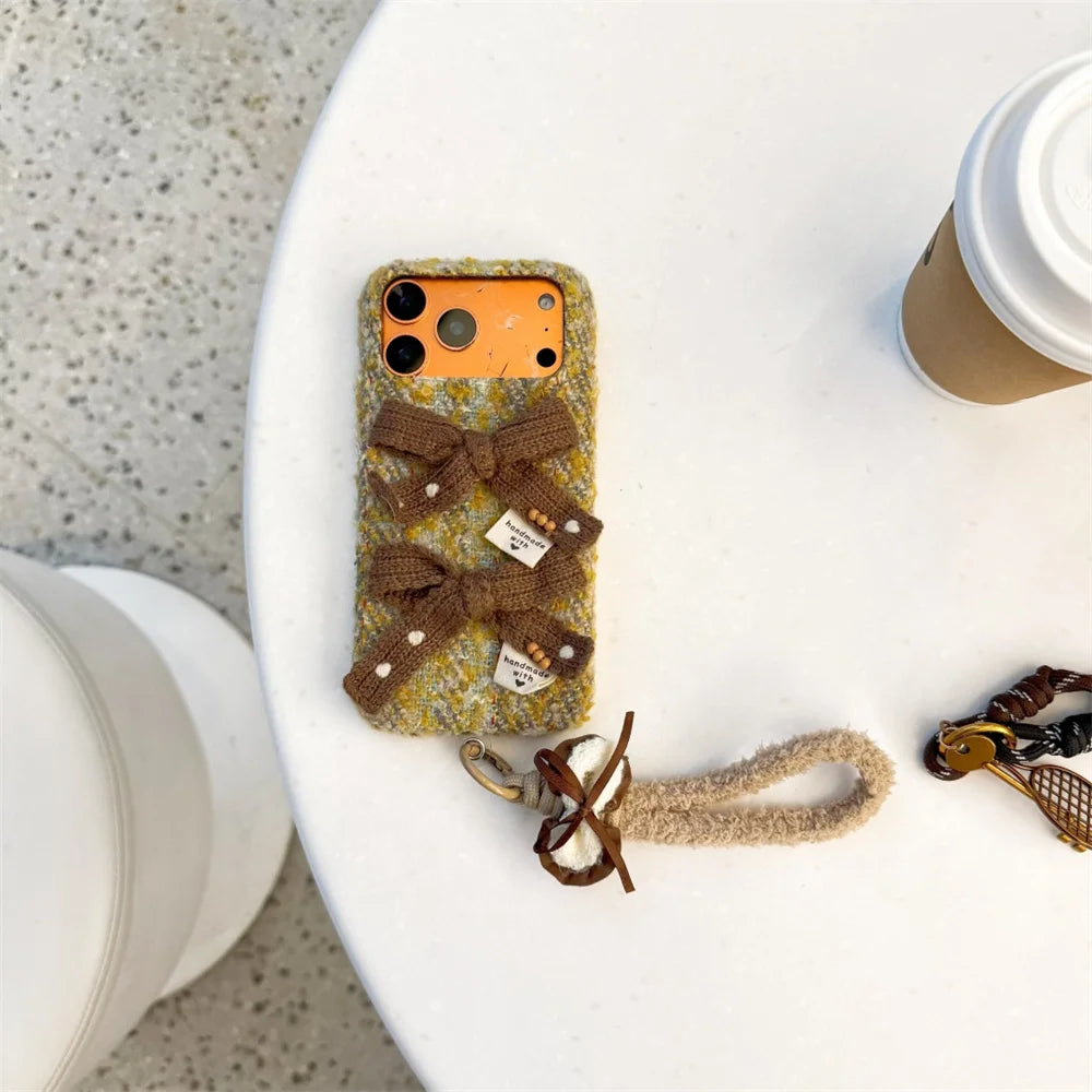 ナチュラルニットリボン iPhoneケース｜ハンドメイド風・ストラップ付き #240423