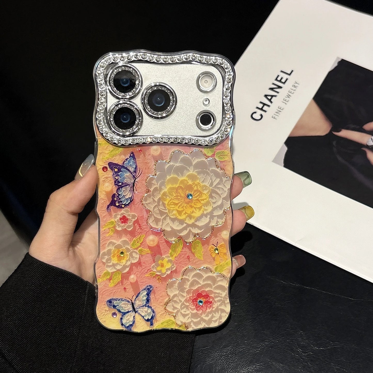 バタフライ フラワーデコ iPhoneケース｜ビジュー ウェーブフレーム 華やかデザイン #240321