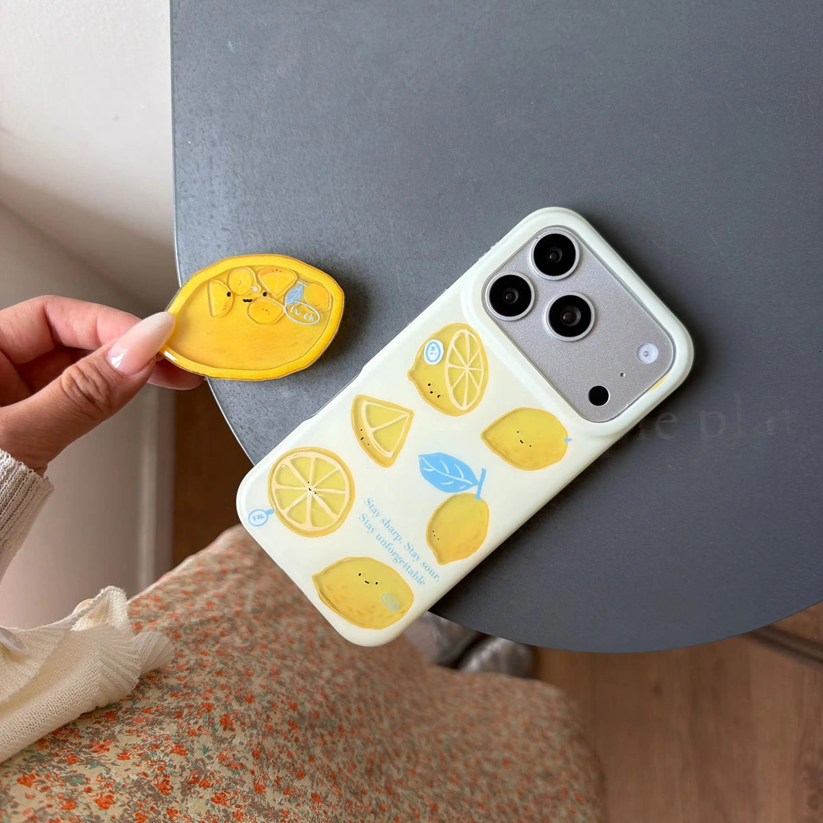 レモン柄 ニコちゃんレモン グリップ付き iPhoneケース｜淡色イエロー・ゆるかわ #261275