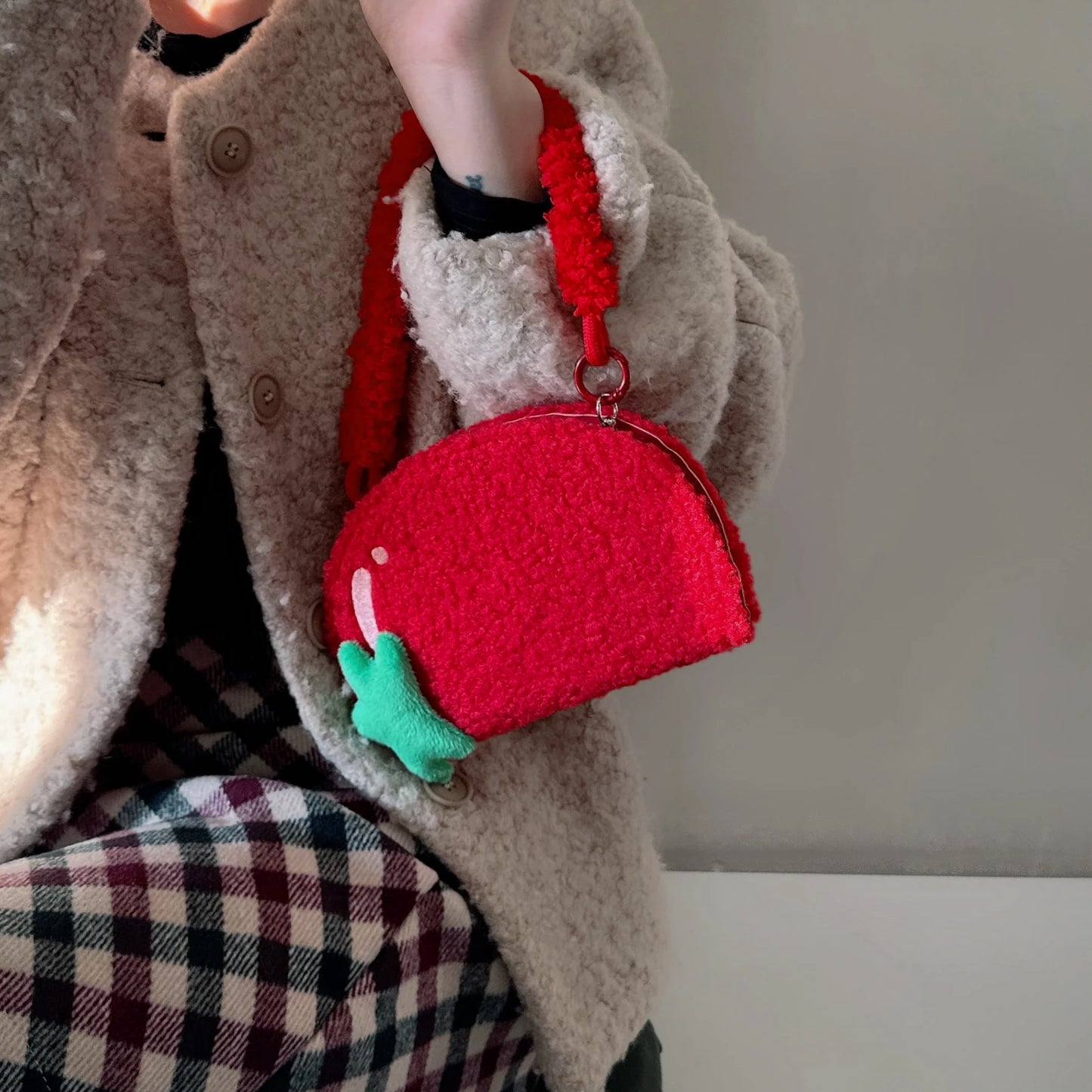 【もこもこ手帳型デザイン】フルーツ トマト ハンドルストラップ付き iPhoneケース #240611