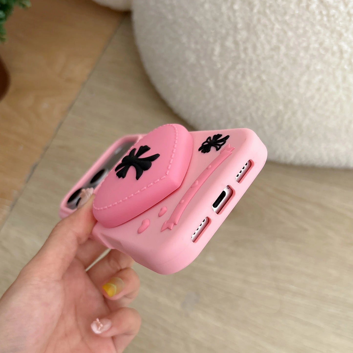 ハート×クロスモチーフ グリップスタンド付き iPhoneケース｜シリコン素材・立体デザイン #240525