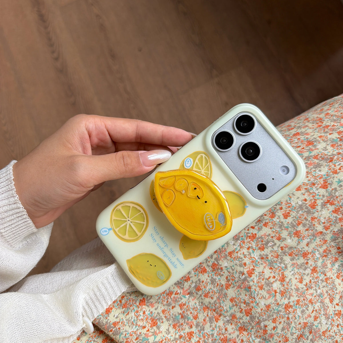 レモン柄 ニコちゃんレモン グリップ付き iPhoneケース｜淡色イエロー・ゆるかわ #261275