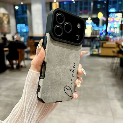【カスタムシリーズ】筆記体名入れ 縦書き スエード調 ソフトスマホケース｜iPhone対応 #240720