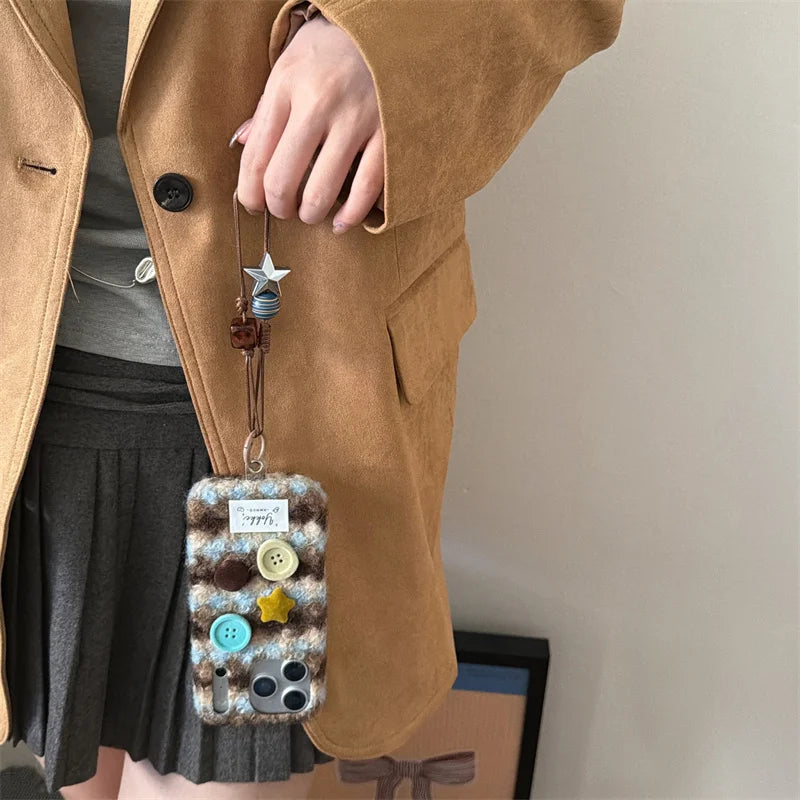 【ボタンニットチェック】レトロボタン × もこもこファー スマホケース｜iPhone対応 #250121