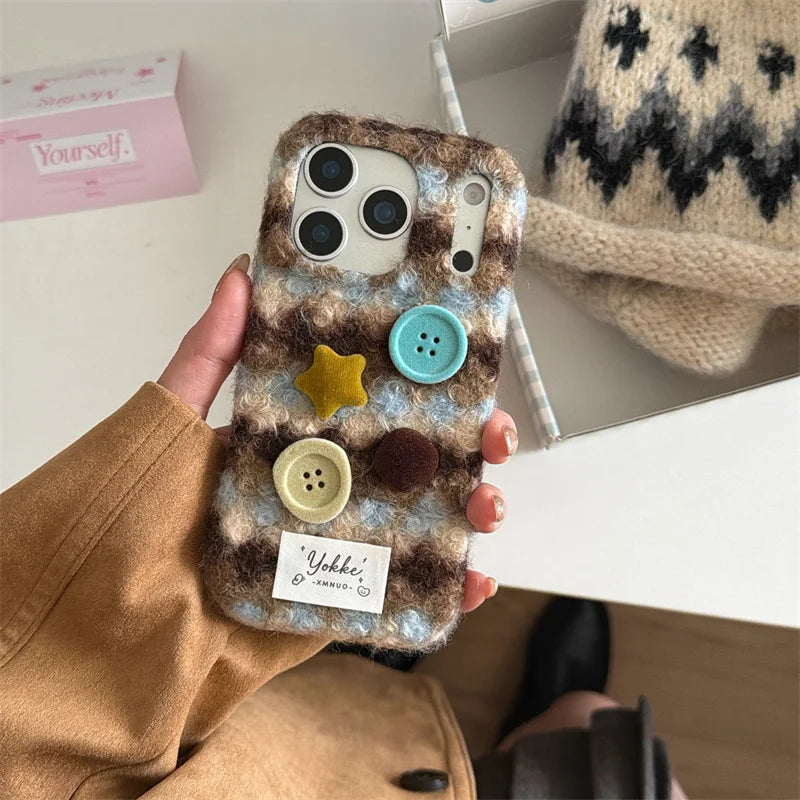 【ボタンニットチェック】レトロボタン × もこもこファー スマホケース｜iPhone対応 #250121