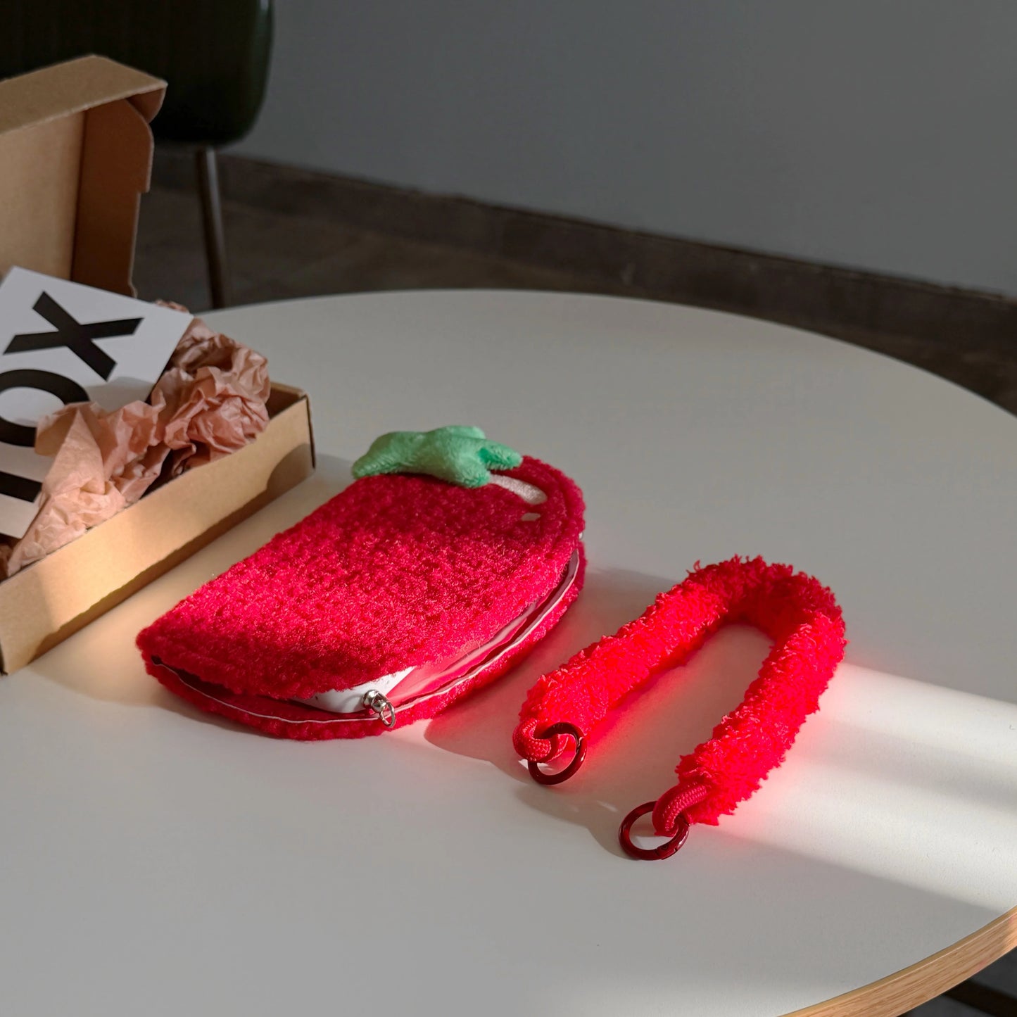 【もこもこ手帳型デザイン】フルーツ トマト ハンドルストラップ付き iPhoneケース #240611