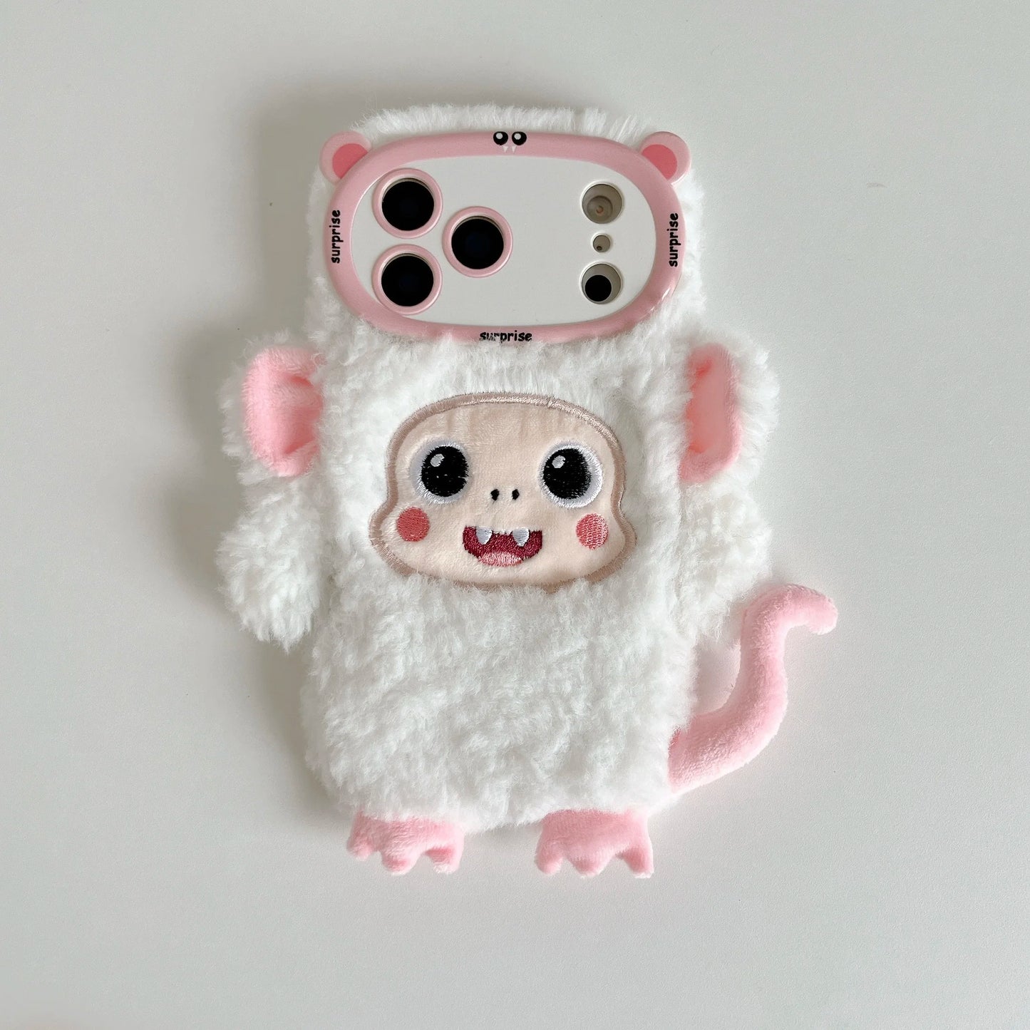 【アニマルフェイスシリーズ】ピンク＆ホワイト モンキー スマホケース｜ふわもこ立体デザイン × 尻尾付き｜iPhone対応 #241129