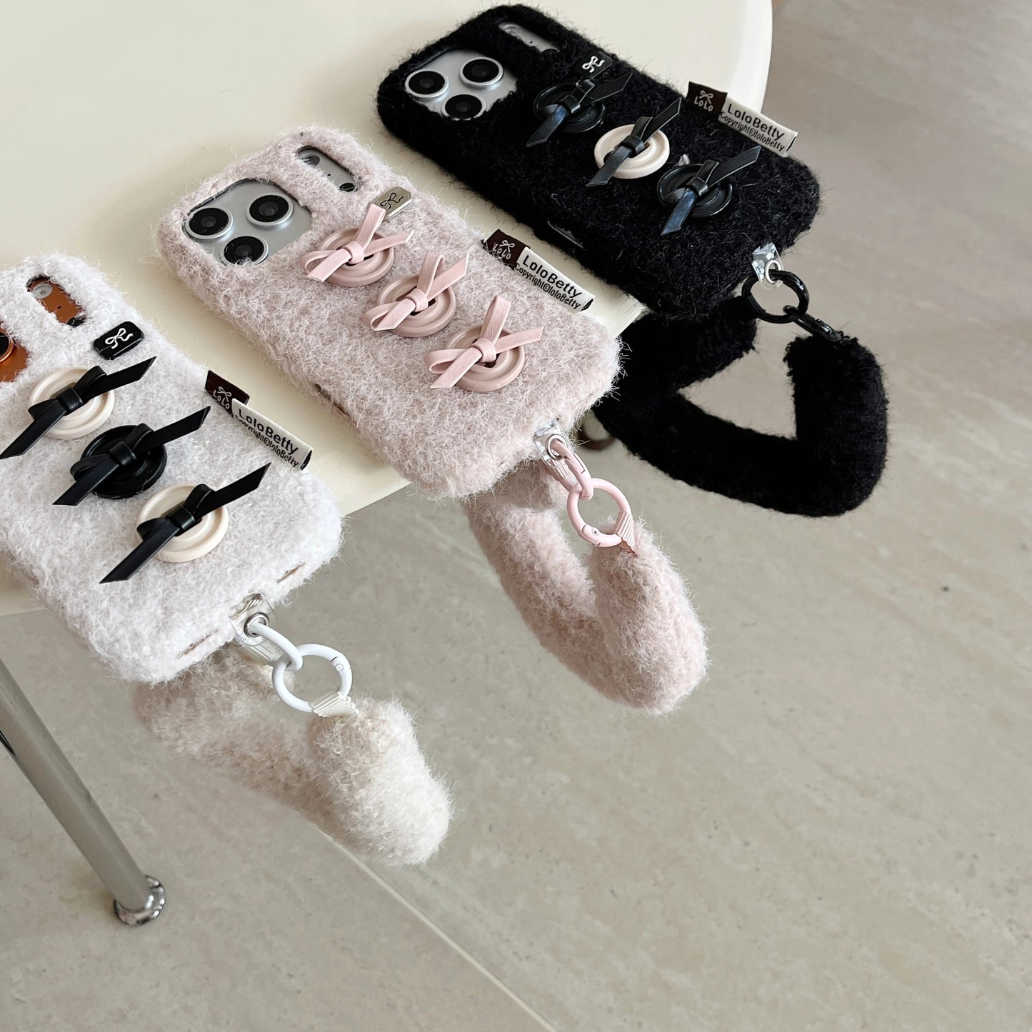 【もこもこファーシリーズ】ふわふわボア素材 リボンボタン ハンドストラップ付き スマホケース｜iPhone対応 #241211