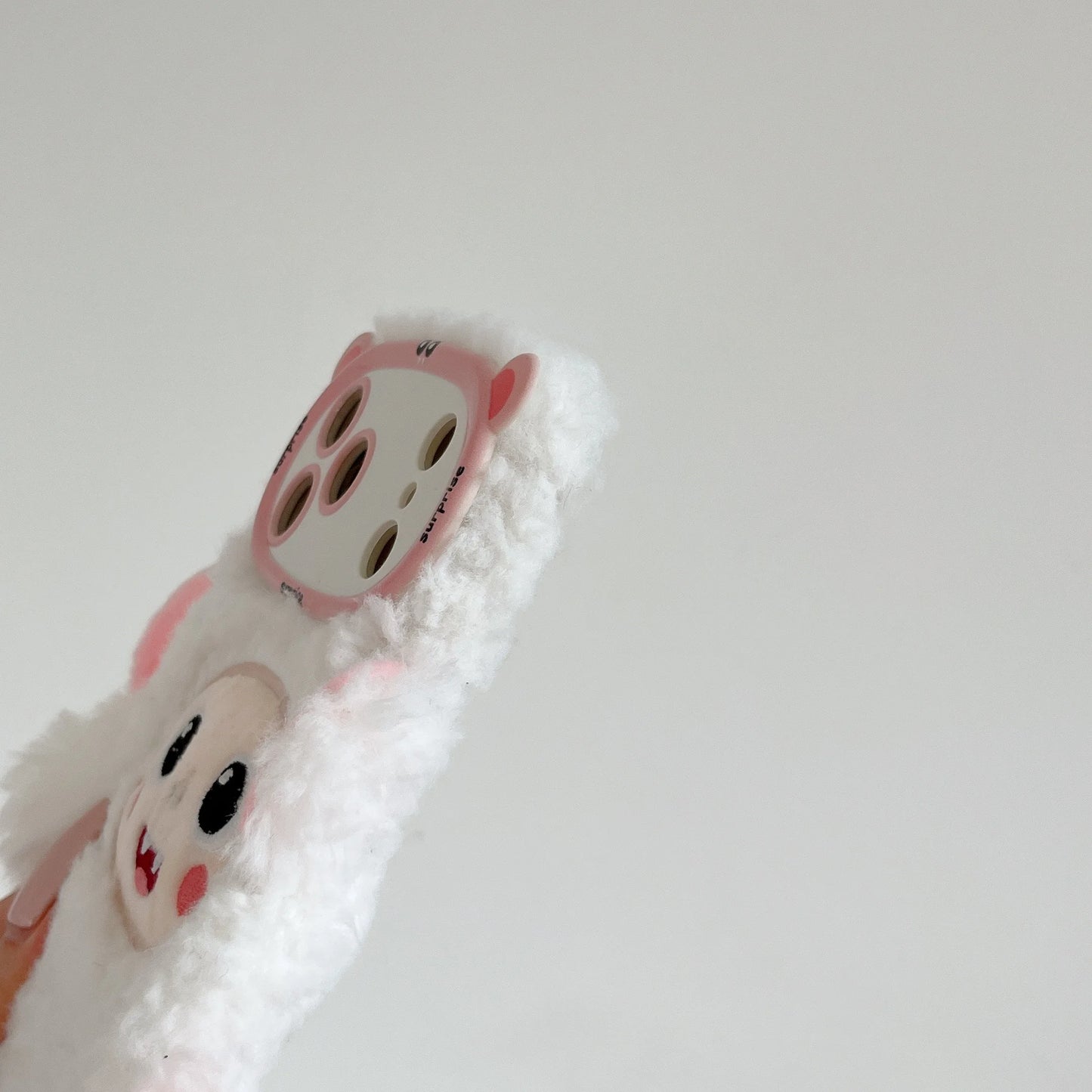 【アニマルフェイスシリーズ】ピンク＆ホワイト モンキー スマホケース｜ふわもこ立体デザイン × 尻尾付き｜iPhone対応 #241129