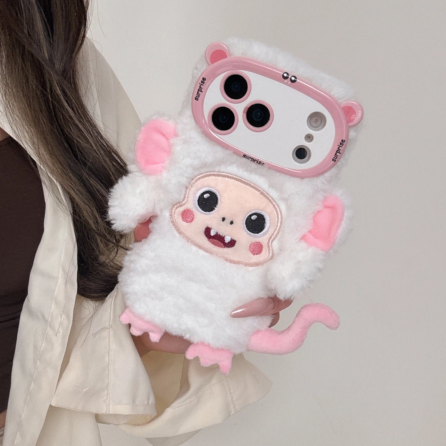 【アニマルフェイスシリーズ】ピンク＆ホワイト モンキー スマホケース｜ふわもこ立体デザイン × 尻尾付き｜iPhone対応 #241129
