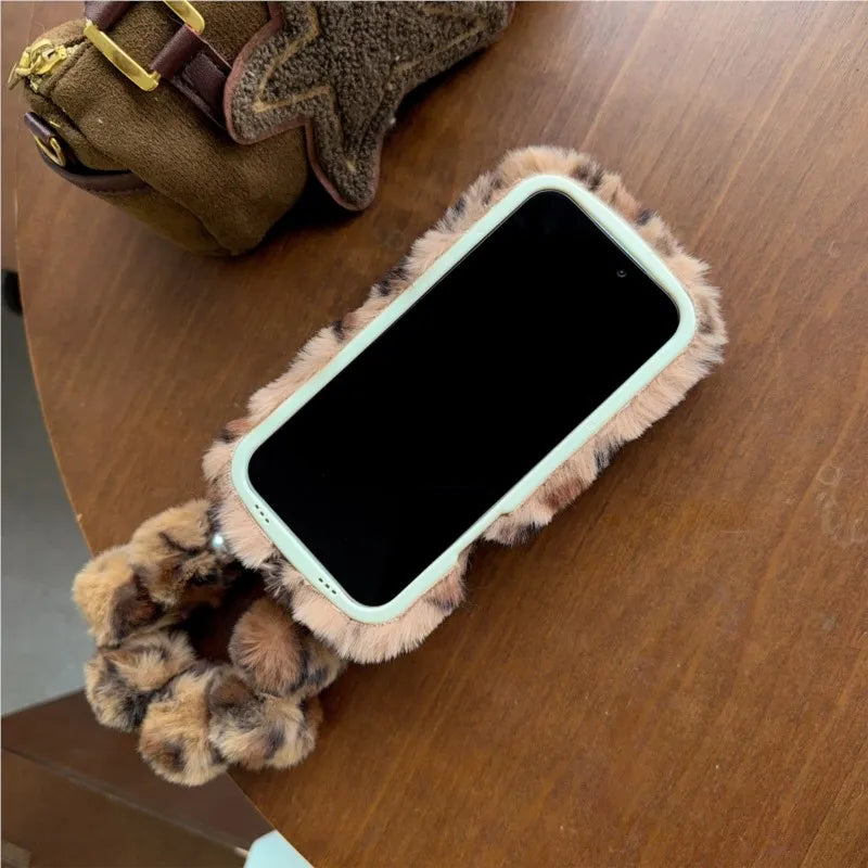 【レオパードファーポンポン】もこもこ アニマル ヒョウ柄 × ふわふわチャーム スマホケース｜iPhone対応 #250104