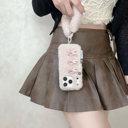 【もこもこファーシリーズ】ふわふわボア素材 リボンボタン ハンドストラップ付き スマホケース｜iPhone対応 #241211
