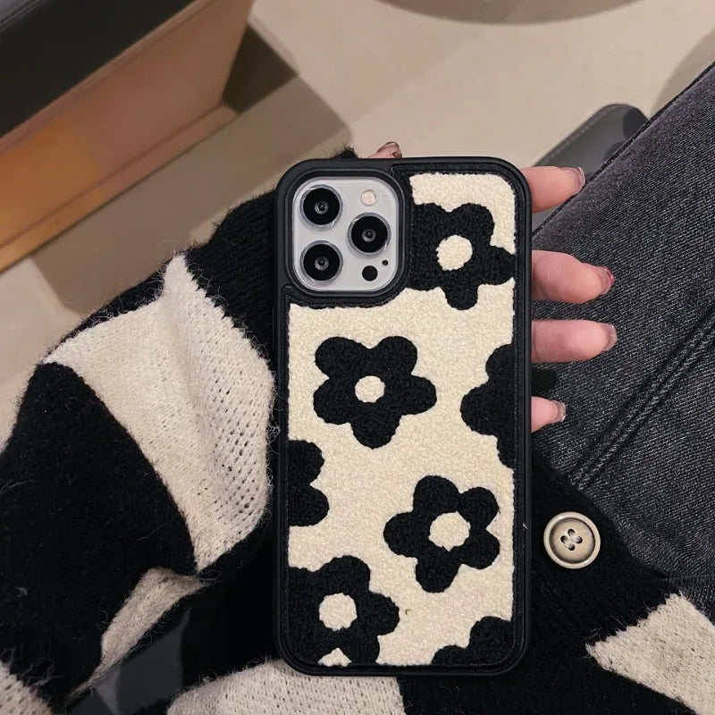 【もこもこレトロパターン】刺繍風パイル×アート柄 スマホケース｜iPhone対応 #250616