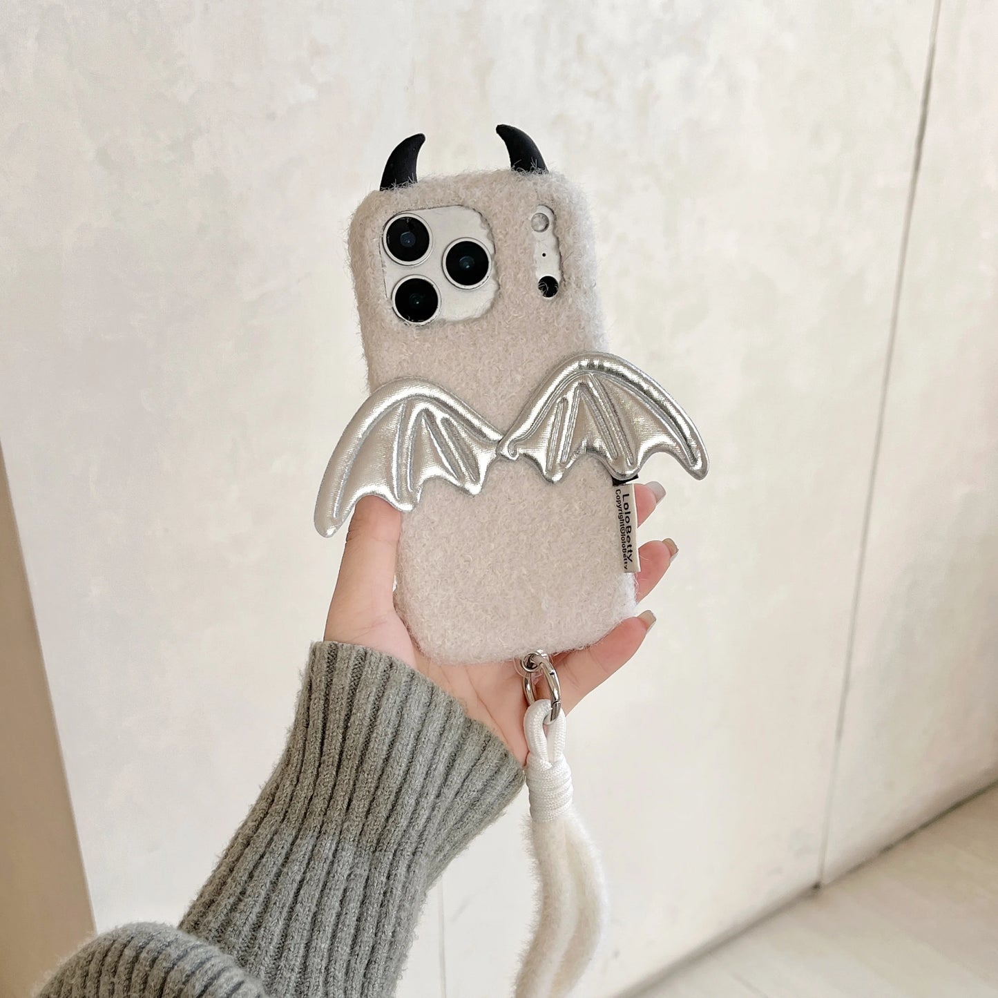 【デビルウィング】立体シルバーウィング×ふわもこファー スマホケース｜iPhone対応 🪽🖤 #241219