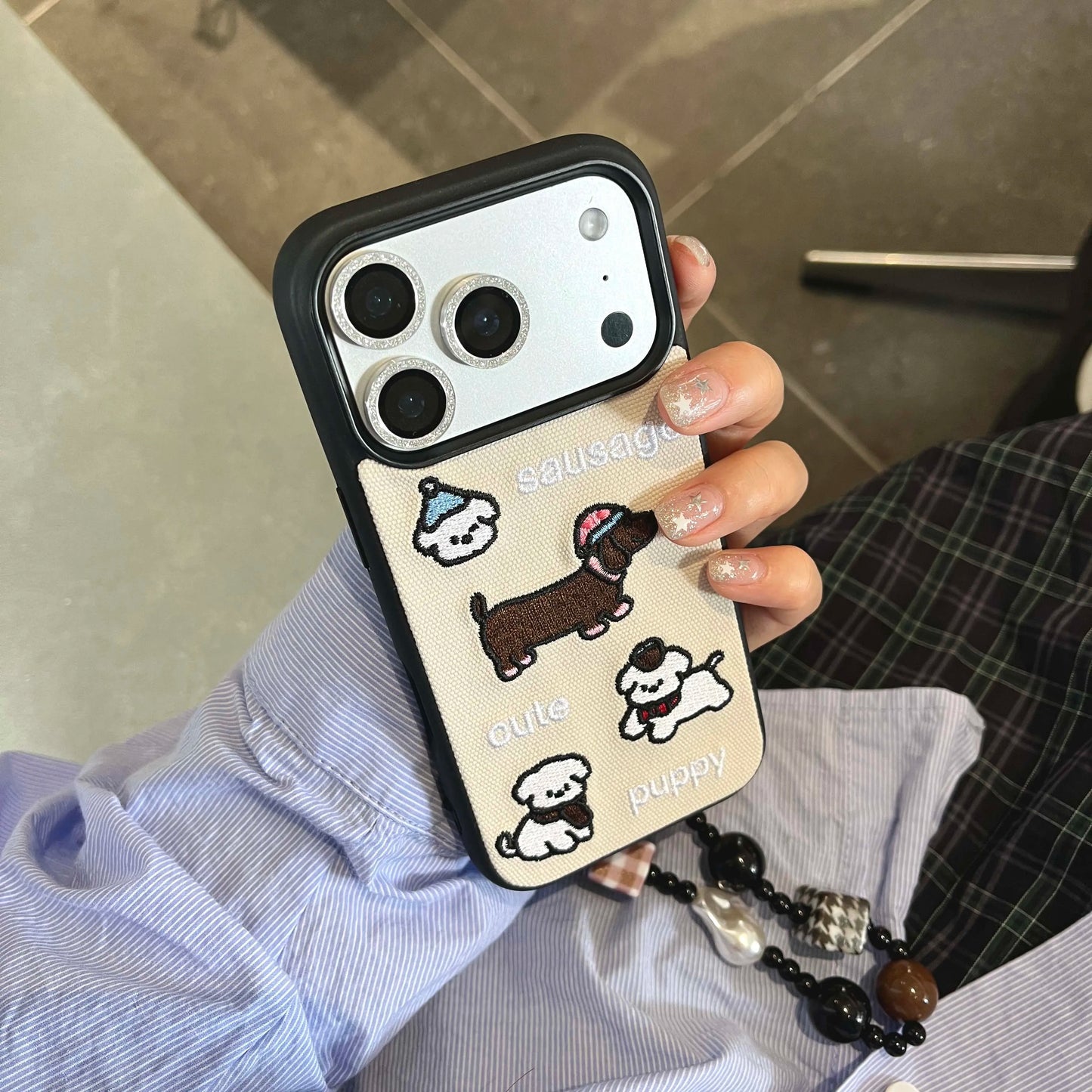 【ダックスパピー】刺繍わんこ×キャンバスデザイン スマホケース｜iPhone対応 #250214