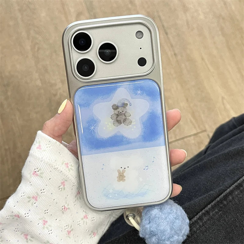 【グラデくまちゃん】雲 にじみブルーグラデーション ポンポンチャーム付き スマホケース｜iPhone対応 #241004