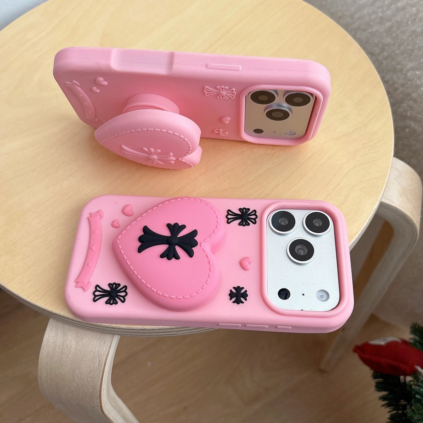 ハート×クロスモチーフ グリップスタンド付き iPhoneケース｜シリコン素材・立体デザイン #240525