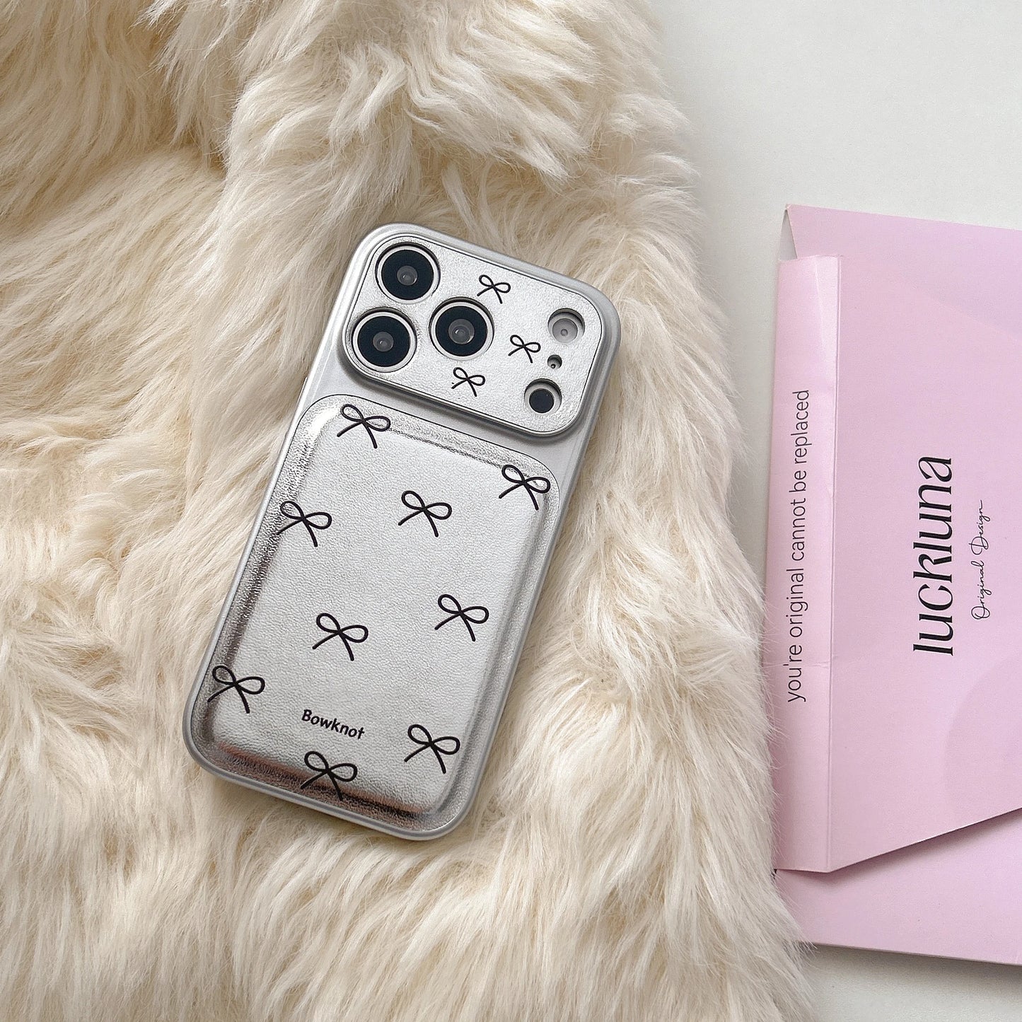 リボン柄 iPhoneケース｜シルバーカラー・フラットデザイン #240522