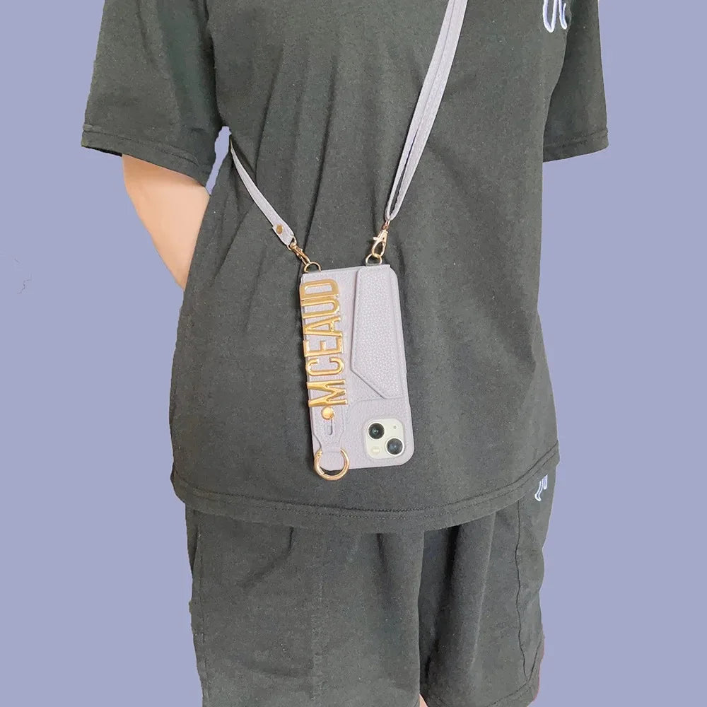 【カスタムシリーズ】ゴールドネームプレート ショルダーストラップ付き レザー調 iPhoneケース  ｜iPhone対応 #240712