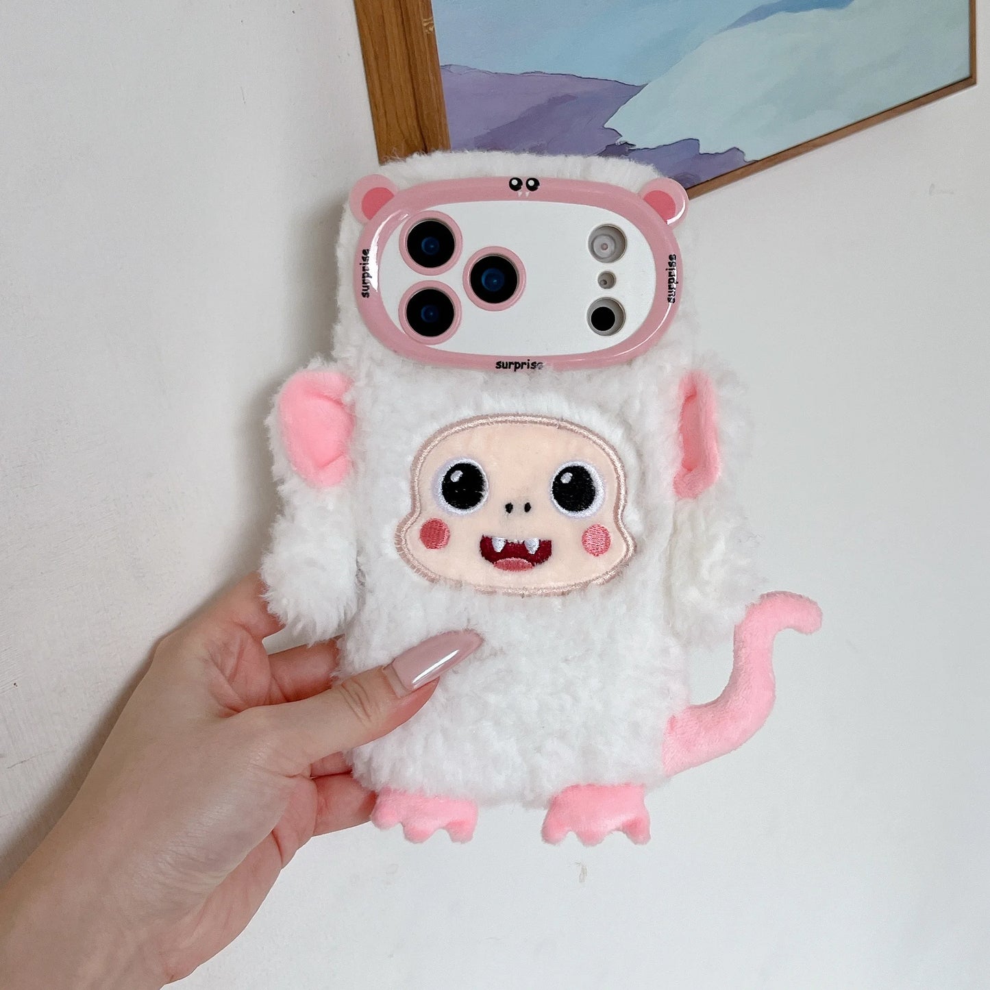 【アニマルフェイスシリーズ】ピンク＆ホワイト モンキー スマホケース｜ふわもこ立体デザイン × 尻尾付き｜iPhone対応 #241129