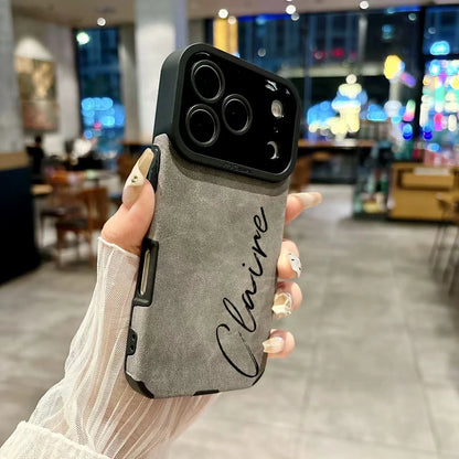 【カスタムシリーズ】筆記体名入れ 縦書き スエード調 ソフトスマホケース｜iPhone対応 #240720