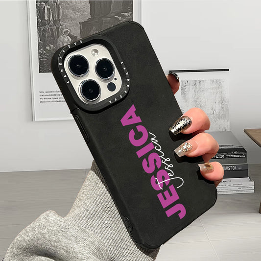 【カスタムシリーズ】名入れ レザー調 iPhoneケース｜英字ロゴデザイン 筆記体 #260218