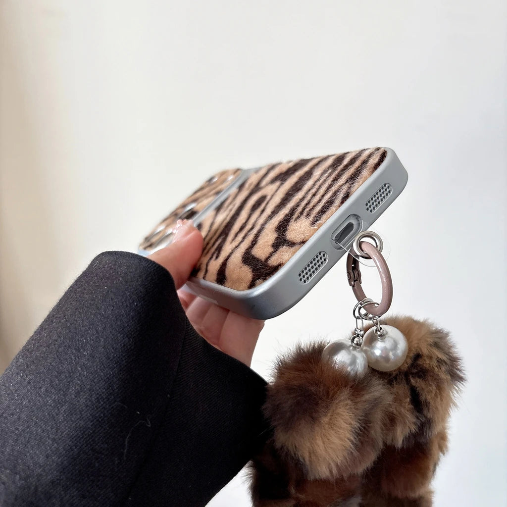 【アニマルシリーズ】ゼブラ柄 ポンポンファーストラップ付き スマホケース｜iPhone対応 #240709