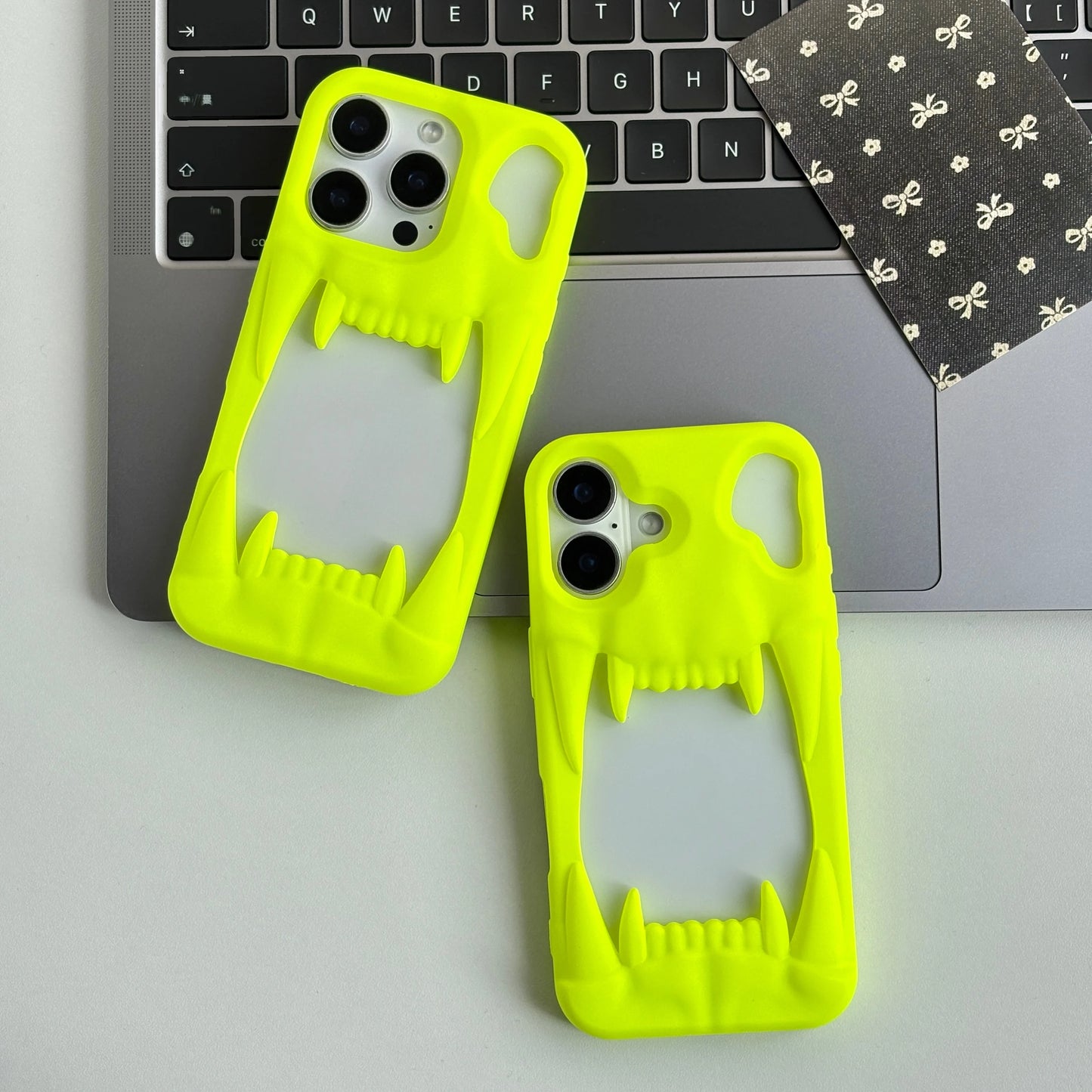 【ワイルドファング】ネオンイエロー・ピンク × 立体キバ クリアバンパー スマホケース｜iPhone対応 #240813