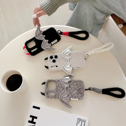 【デビルウィング】立体シルバーウィング×ふわもこファー スマホケース｜iPhone対応 🪽🖤 #241219