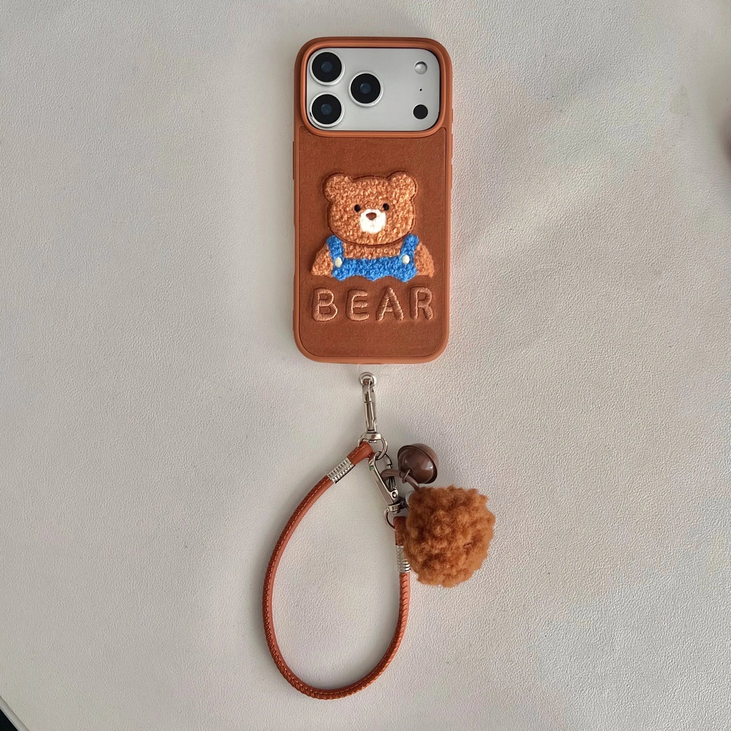 【テディエンブロイ】くま刺繍 × ボンボンチャーム スマホケース｜iPhone対応 #240806