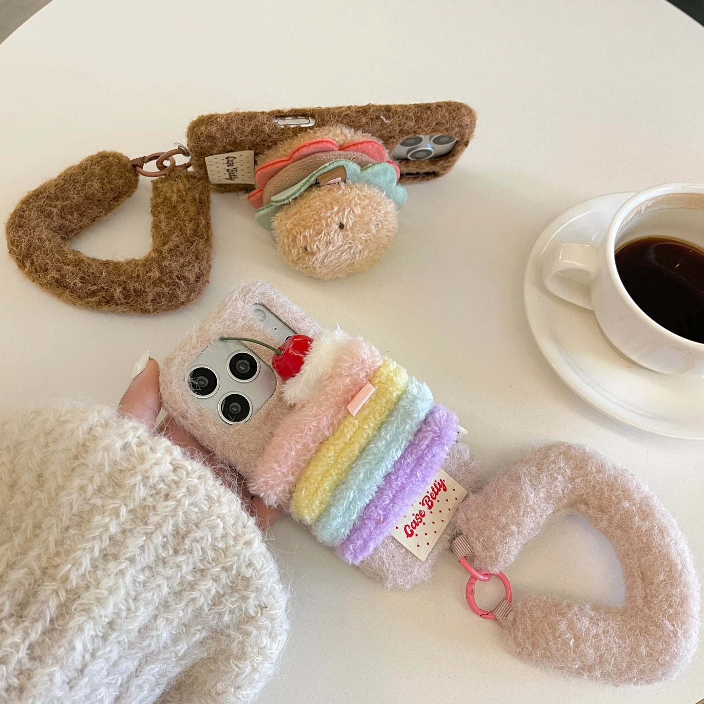 【スイーツモチーフシリーズ】レインボーケーキ ＆ ハンバーガー スマホケース｜ふわもこ立体デザイン × ハンドストラップ付き｜iPhone対応 #241201