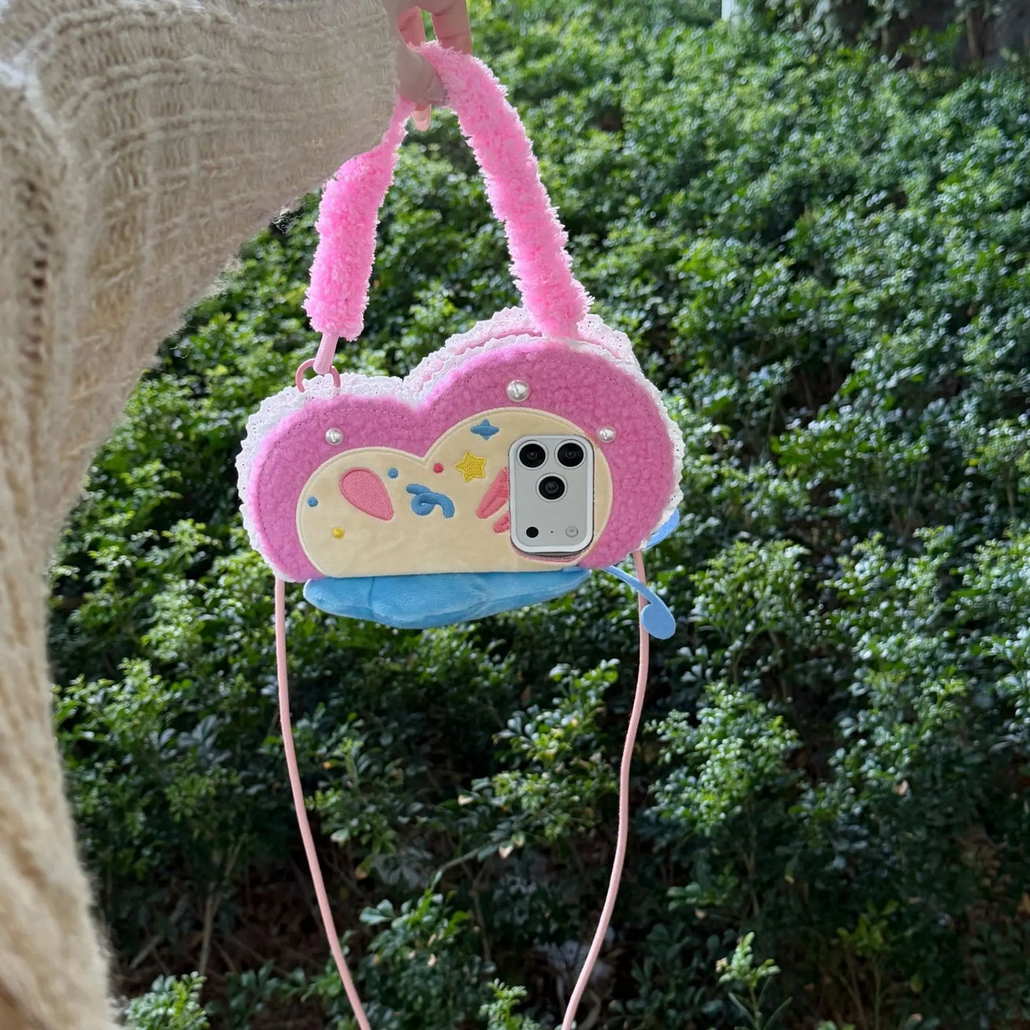 【ブックスタイル】もこもこ ちょうちょモチーフ 手帳型 ぬいぐるみ風 iPhoneケース #240610