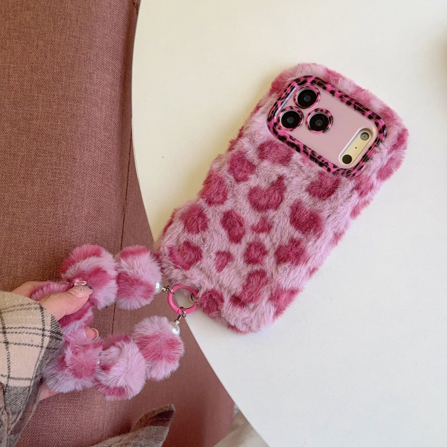 【レオパードファーポンポン】もこもこ アニマル ヒョウ柄 × ふわふわチャーム スマホケース｜iPhone対応 #250104
