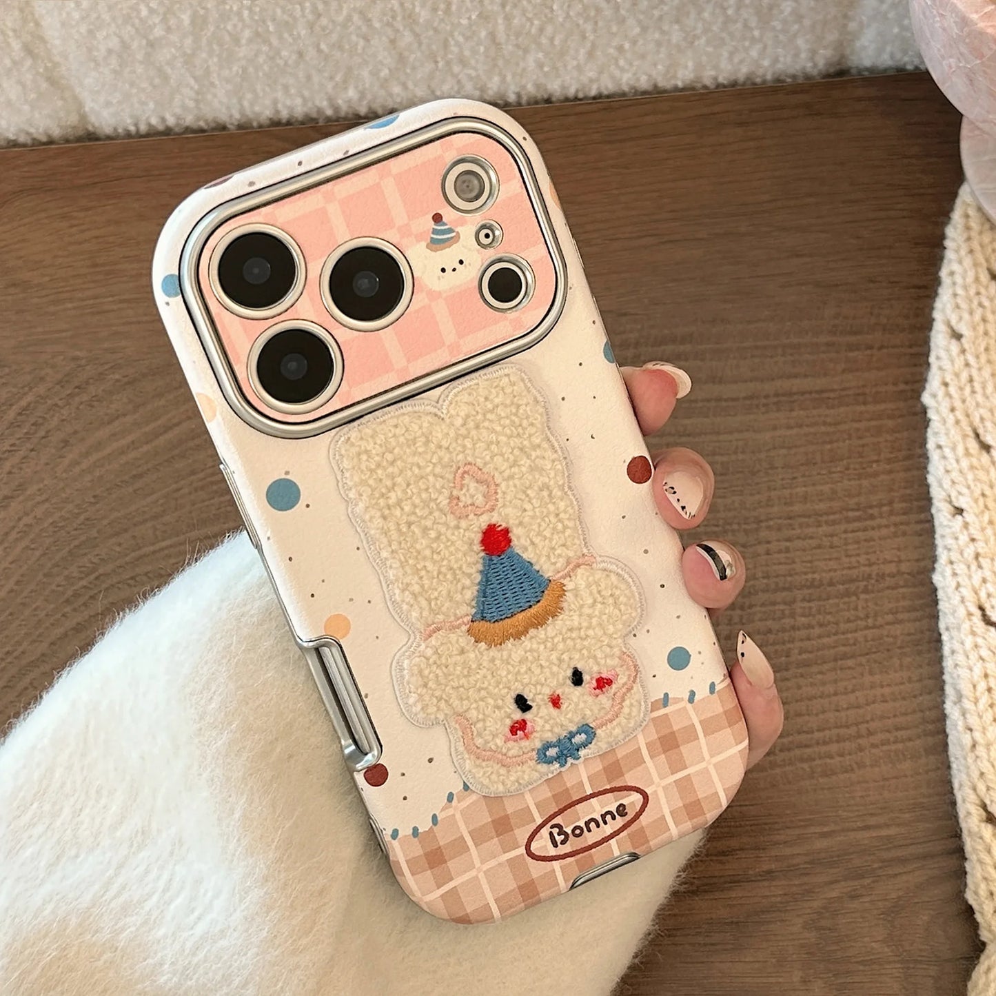 【ふわもこアニマル】立体刺繍 × ポップイラスト ワンチャン ネコちゃん スマホケース｜iPhone対応 #240830