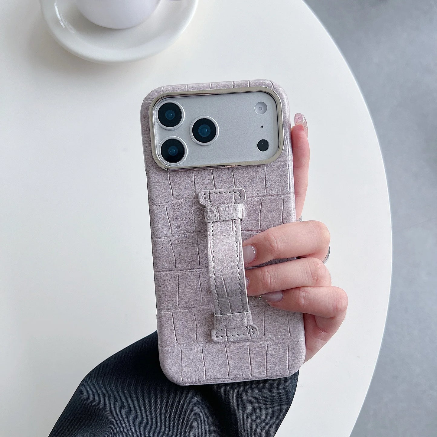 【クロコ調レザー】スリム ハンドベルト付 スマホケース｜iPhone対応 #240921
