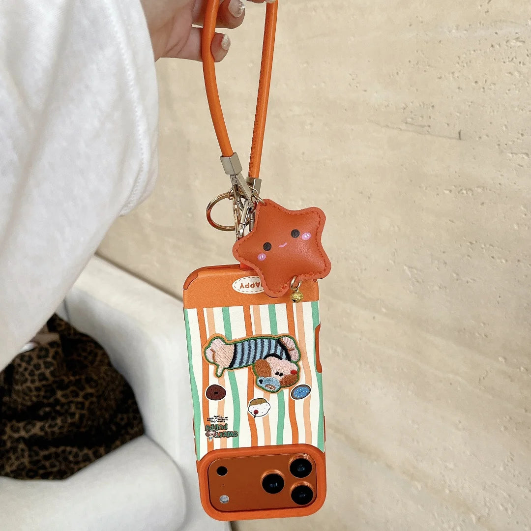 【アニマル刺繍】わんこワッペン × オレンジボーダー ストライプ スターチャーム付き スマホケース｜iPhone対応 #240911