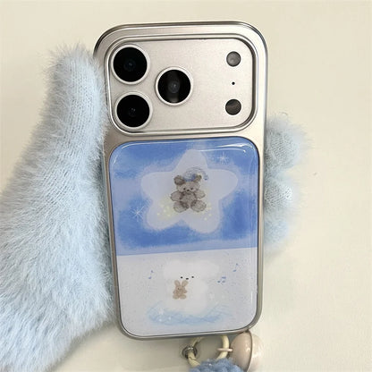 【グラデくまちゃん】雲 にじみブルーグラデーション ポンポンチャーム付き スマホケース｜iPhone対応 #241004