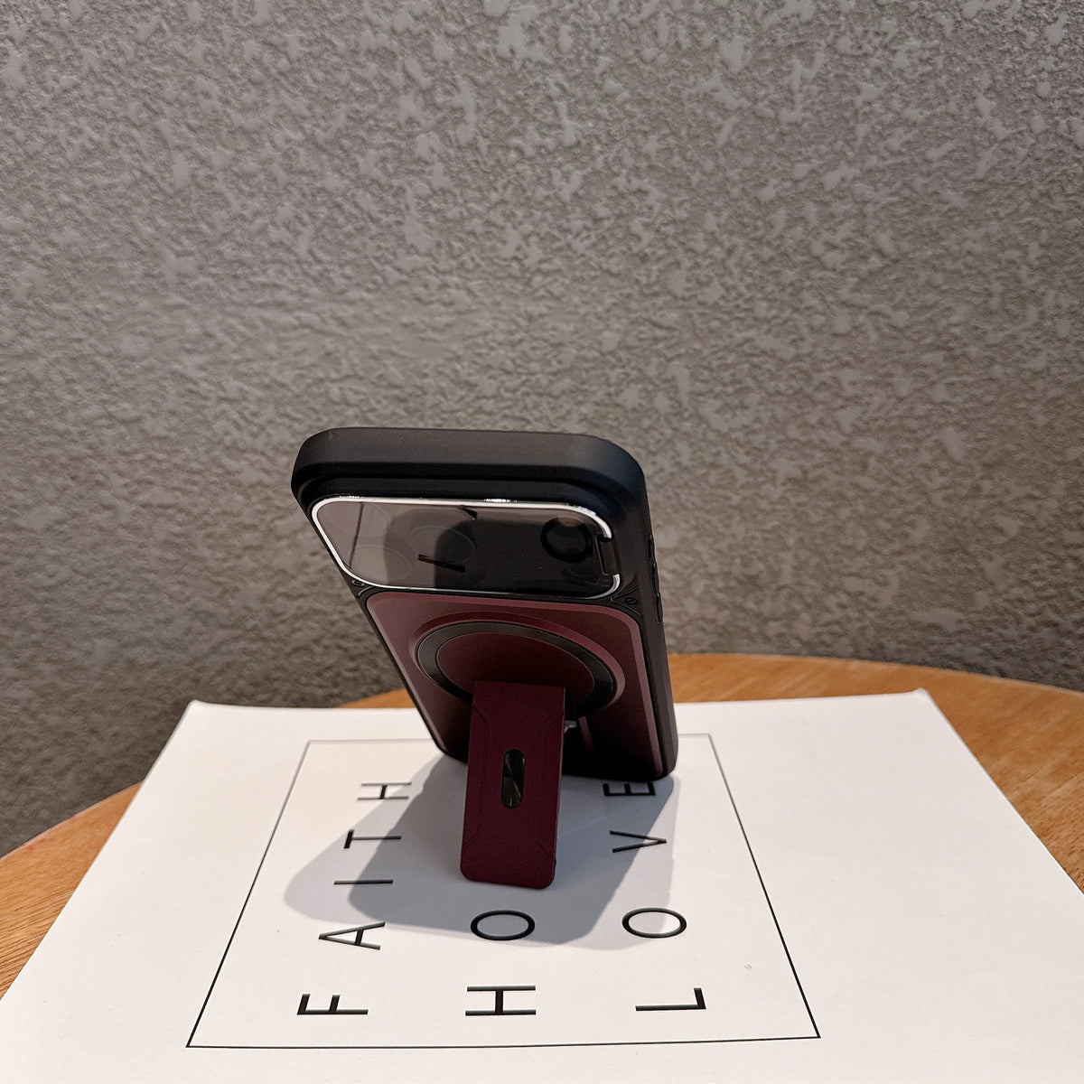 マグネット内蔵 折りたたみリングスタンド付き iPhoneケース (全7色) メタリック・アクセント #261217