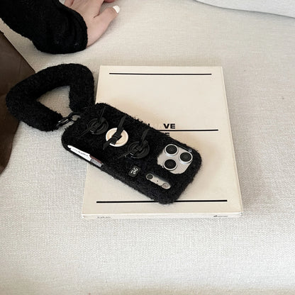 【もこもこファーシリーズ】ふわふわボア素材 リボンボタン ハンドストラップ付き スマホケース｜iPhone対応 #241211