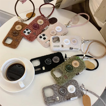 【もこもこファーボタン】 ストラップ付き ニット スマホケース｜iPhone対応 #250202