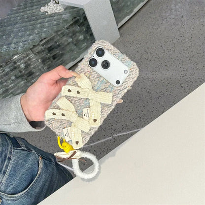 ナチュラルニットリボン iPhoneケース｜ハンドメイド風・ストラップ付き #240423
