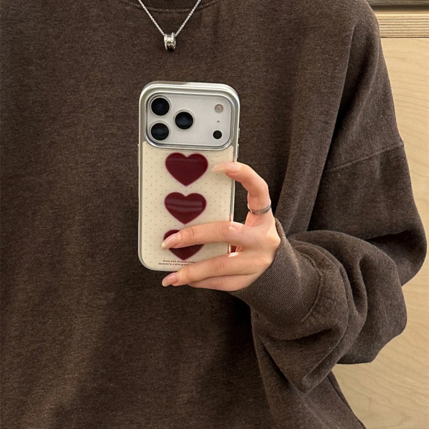 【トリプルハート】ハートモチーフ×揺れチャーム スマホケース｜iPhone対応 #240620