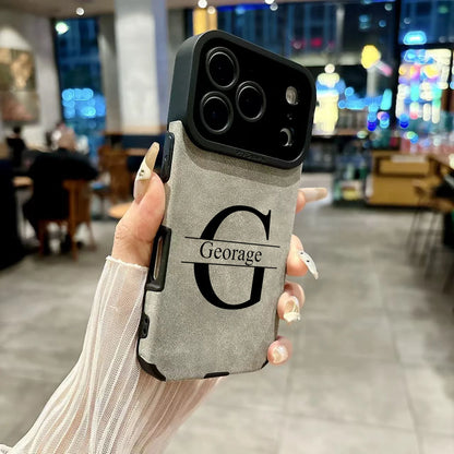 【カスタムシリーズ】ビッグ頭文字イニシャル 名入れ レザー調 ソフトスマホケース｜iPhone対応 #240721