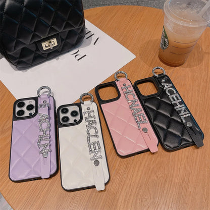 【カスタムシリーズ】名入れOK✨ キルティングスマホケース – ストラップ付き＆ストーン装飾｜iPhone対応 #250625