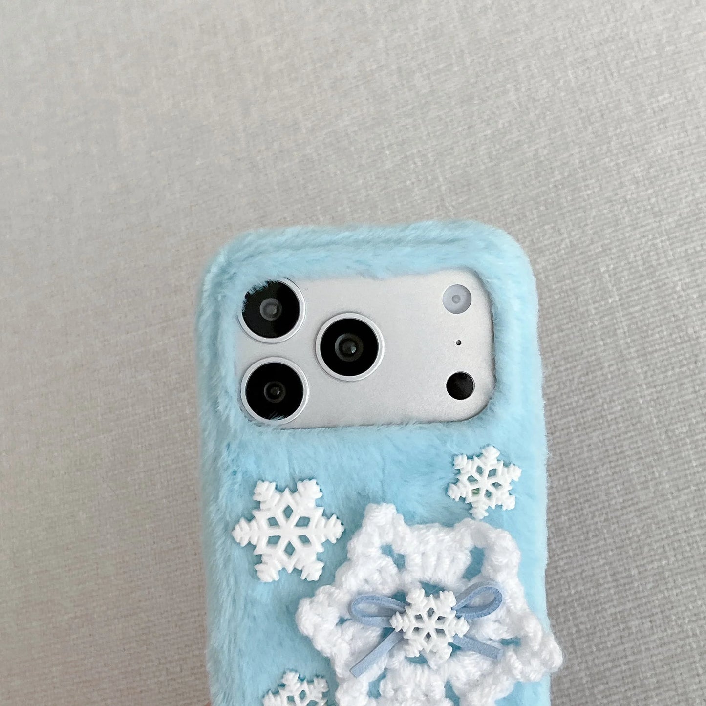 もこもこファー iPhoneケース｜雪モチーフ・ストラップ付き #240314