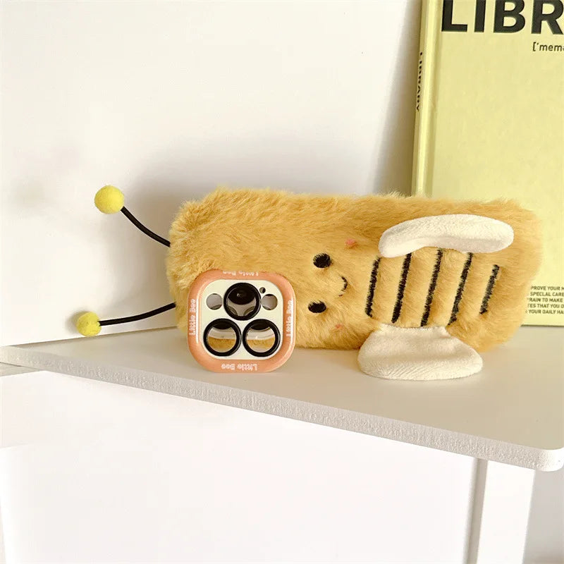 【ふわもこアニマルシリーズ】ハチさんスマホケース｜羽つき立体デザイン｜iPhone対応 #241123
