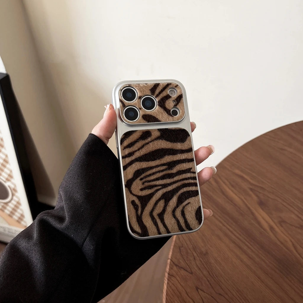 【アニマルシリーズ】ゼブラ柄 ポンポンファーストラップ付き スマホケース｜iPhone対応 #240709