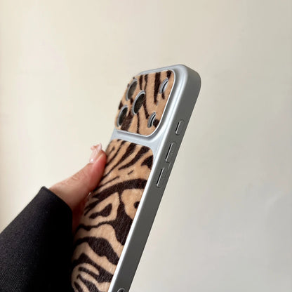 【アニマルシリーズ】ゼブラ柄 ポンポンファーストラップ付き スマホケース｜iPhone対応 #240709