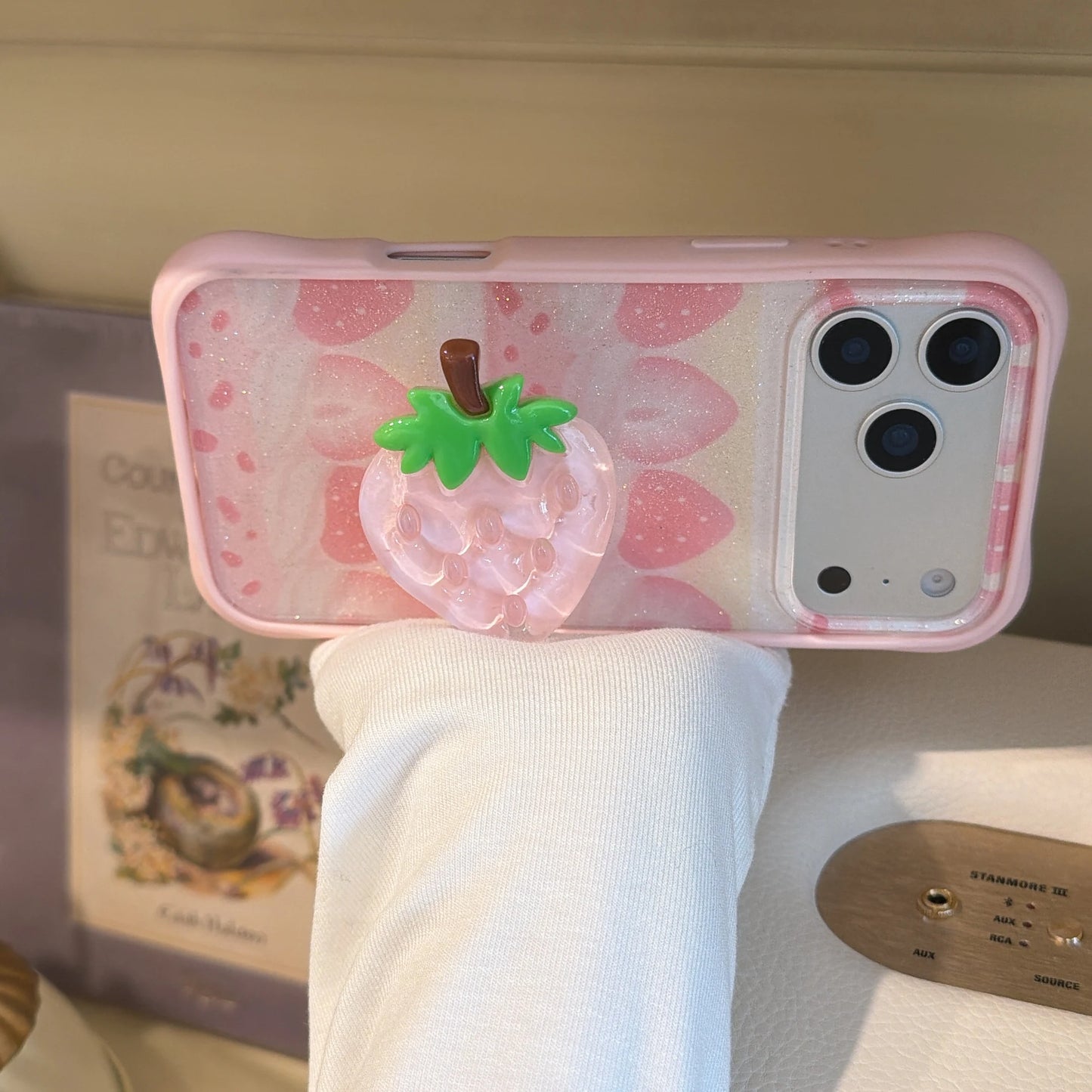 いちごモチーフ グリップ付き iPhoneケース｜キラキラデザイン #231228