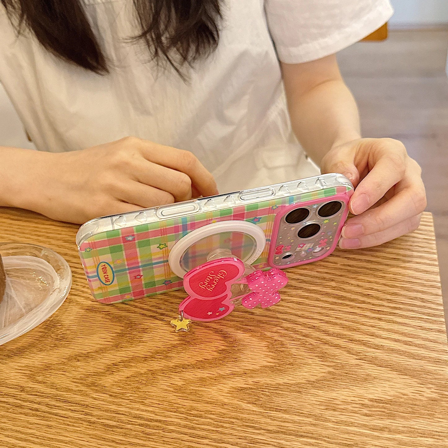さくらんぼグリップ チェック柄 iPhoneケース｜ガーリー・ポップ #2601003